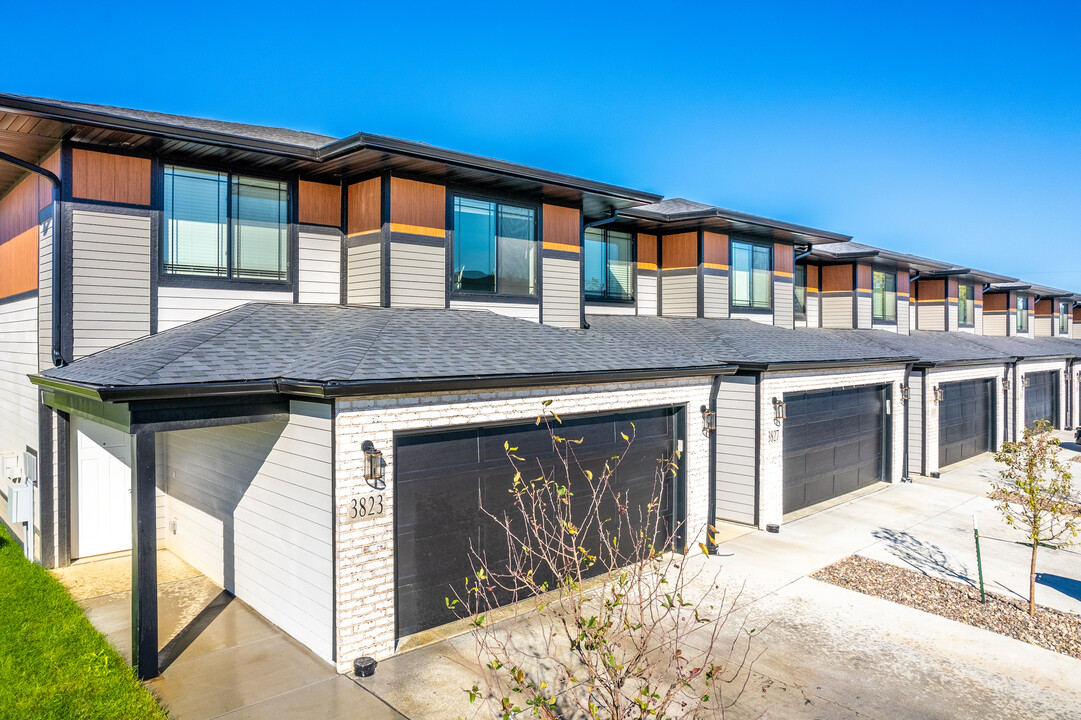 Townhomes at Tanglefoot Crossing in Bettendorf, IA - Building Photo