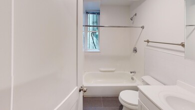 123 Sutherland Rd, Unit B in Boston, MA - Foto de edificio - Building Photo