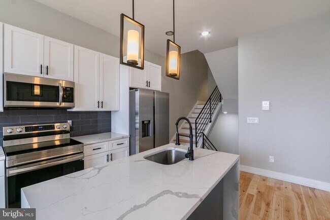 411 W Hewson St in Philadelphia, PA - Building Photo - Building Photo