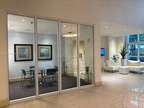2000 N Bayshore Dr, Unit 1406 in Miami, FL - Building Photo - Building Photo