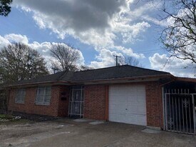 5709 Beechnut St in Houston, TX - Building Photo