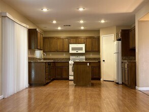 5537 Spruce Hill Ct in Las Vegas, NV - Building Photo - Building Photo