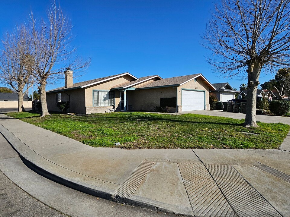 1402 Laguna Cir in Stockton, CA - Building Photo