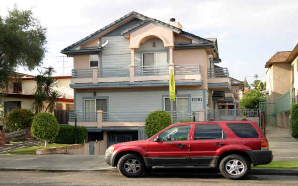 West LA Townhouse in Los Angeles, CA - Foto de edificio - Building Photo