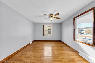 2264 Garfield Blvd-Unit -Right in Lorain, OH - Foto de edificio - Building Photo