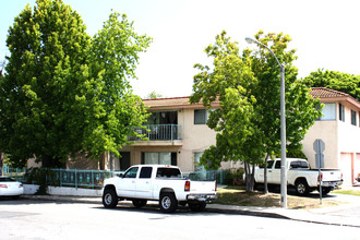 Los Mares Apartments in San Clemente, CA - Building Photo - Building Photo