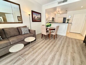 230 E Flamingo Rd in Las Vegas, NV - Building Photo - Building Photo