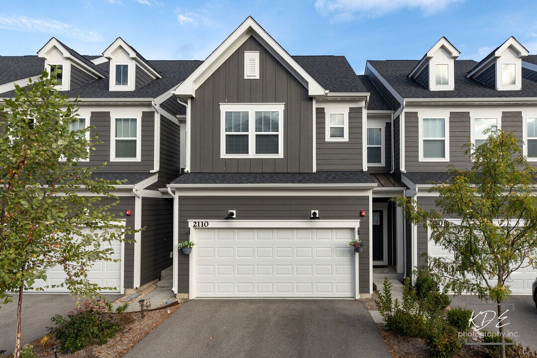 2110 Weatherbee Ln in Naperville, IL - Foto de edificio