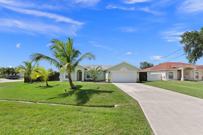 5789 NW Belwood Cir in Port St. Lucie, FL - Foto de edificio - Building Photo