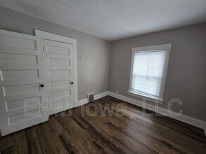 408 1/2 Locust St in Waterloo, IA - Building Photo - Building Photo