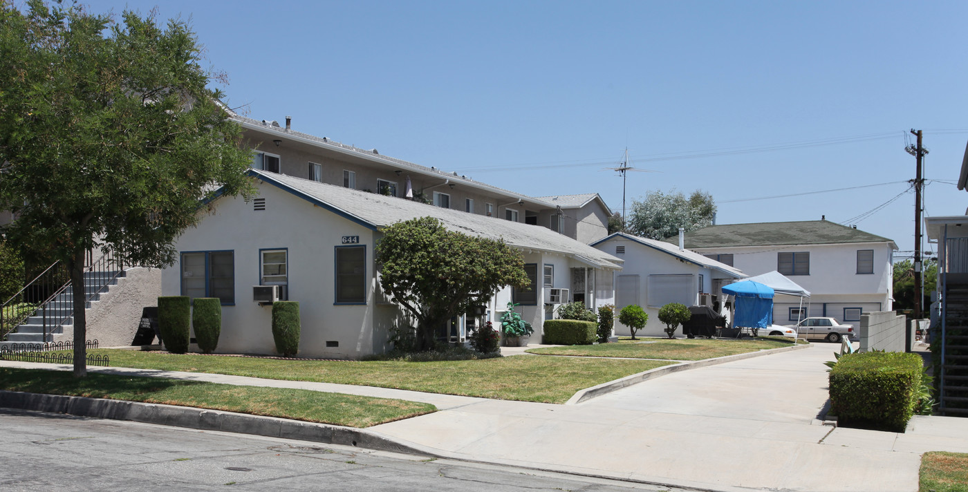 644 E Cedar Ave in Burbank, CA - Building Photo