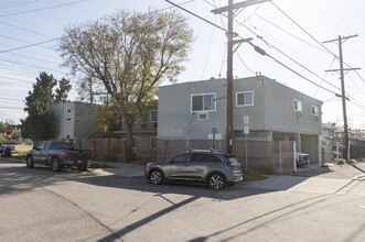 5887 Whitnall Hwy in North Hollywood, CA - Foto de edificio - Building Photo