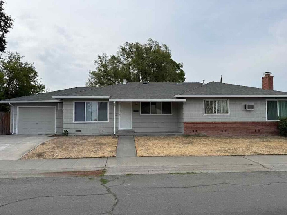 2348 53rd Ave in Sacramento, CA - Building Photo