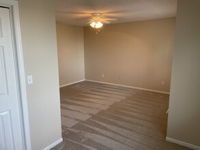 811 Burr Oaks Dr in West Des Moines, IA - Foto de edificio - Building Photo