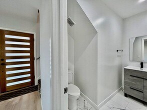 903 S Barrington Ave in Los Angeles, CA - Building Photo - Building Photo