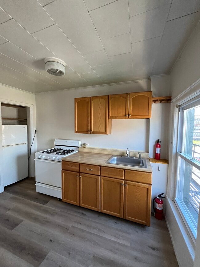 141 Lembeck Ave, Unit 3