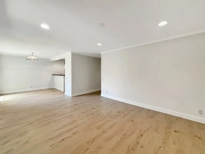8503 Villa La Jolla Dr in San Diego, CA - Building Photo - Building Photo
