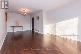 101 Shawnee Cir in Toronto, ON - Building Photo - Building Photo