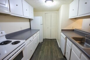 120 Viking Ct, Unit 1X1 in Athens, GA - Building Photo