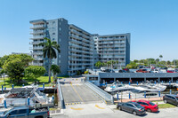 Isla Del Mar in Miami, FL - Foto de edificio - Building Photo