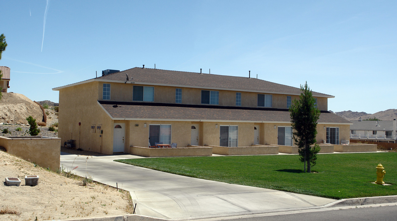 16359 Siskiyou Rd in Apple Valley, CA - Building Photo