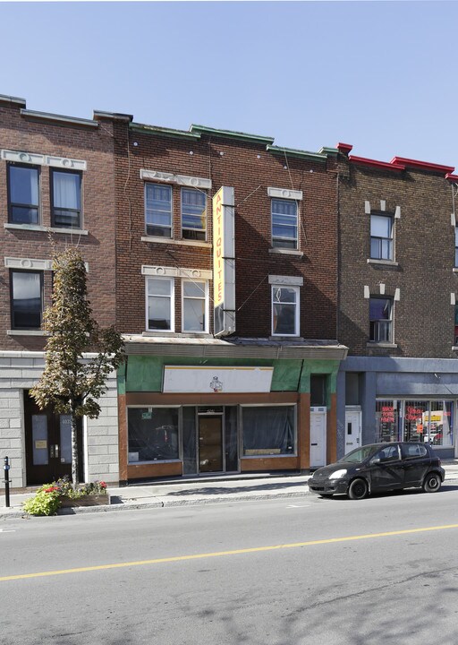 4041 Sainte-Catherine Rue E in Montréal, QC - Building Photo