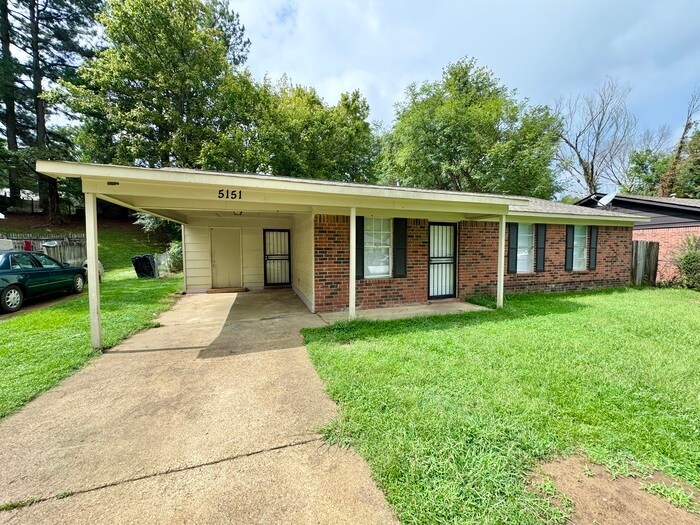 5151 Corkwood Dr in Memphis, TN - Foto de edificio