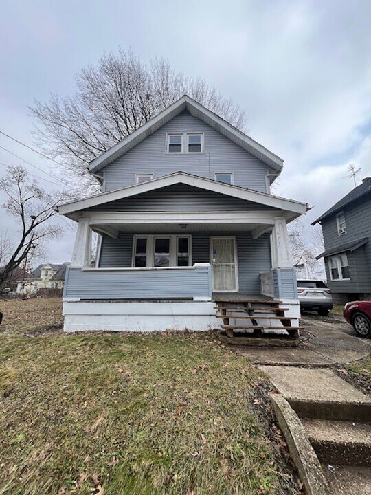 825 Brown St in Akron, OH - Building Photo