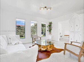 7537 W Treasure Dr in North Bay Village, FL - Foto de edificio - Building Photo