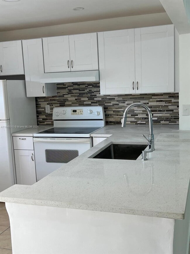 1015 Country Club Dr in Margate, FL - Building Photo - Building Photo