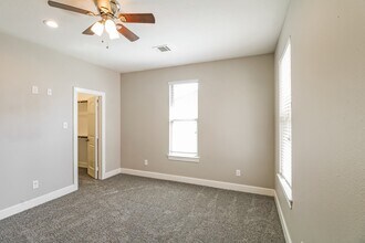 3223 Bay Oaks Harbor Dr in Baytown, TX - Foto de edificio - Building Photo