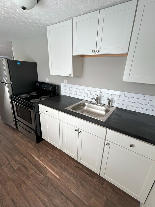 21 1/2 5th St, Unit 21.5 in Roseville, OH - Building Photo