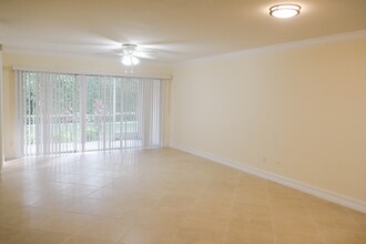 345 Gabriel Cir, Unit 11 in Naples, FL - Building Photo - Building Photo