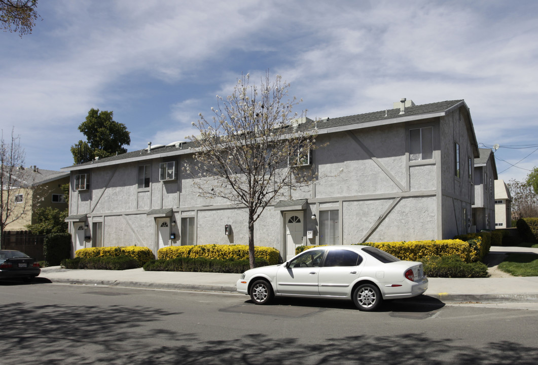 24803-24805 Walnut St in Newhall, CA - Building Photo