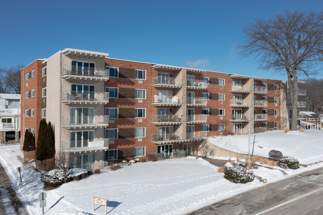 Fontana Shores Condominiums in Fontana, WI - Foto de edificio