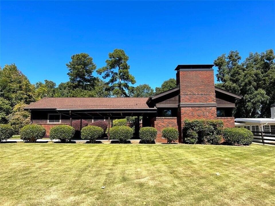 331 N Coleman Rd in Roswell, GA - Building Photo