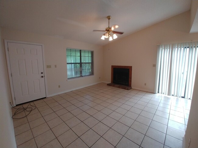 1440 N 61st Ave in Pensacola, FL - Foto de edificio - Building Photo