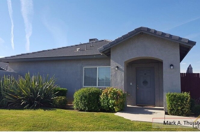 653 Blue Mountain Way in Bakersfield, CA - Building Photo