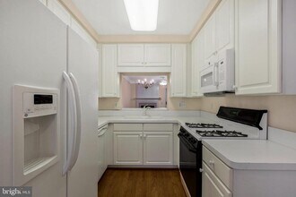 2301 Village Crossing Rd in Falls Church, VA - Building Photo - Building Photo