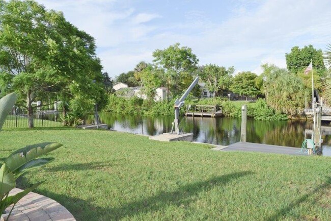 18608 Alphonse Cir in Port Charlotte, FL - Foto de edificio - Building Photo