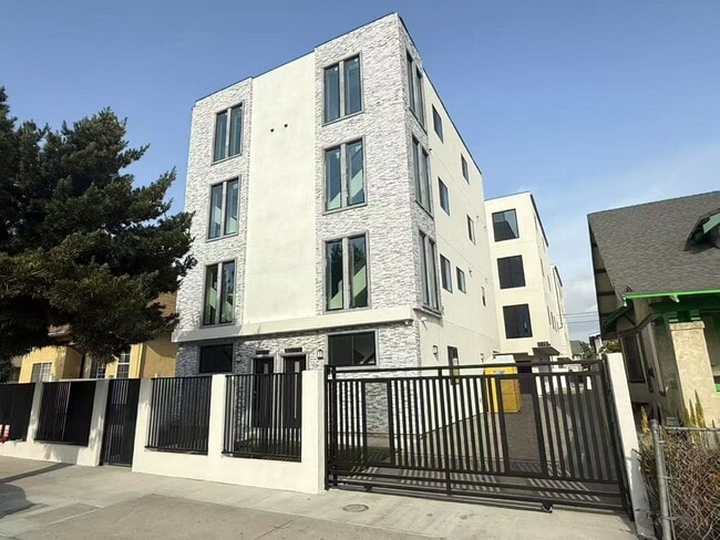 3020 Normandie Ave