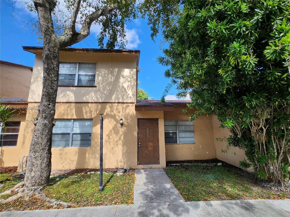 7043 W Sunrise Blvd in Plantation, FL - Building Photo