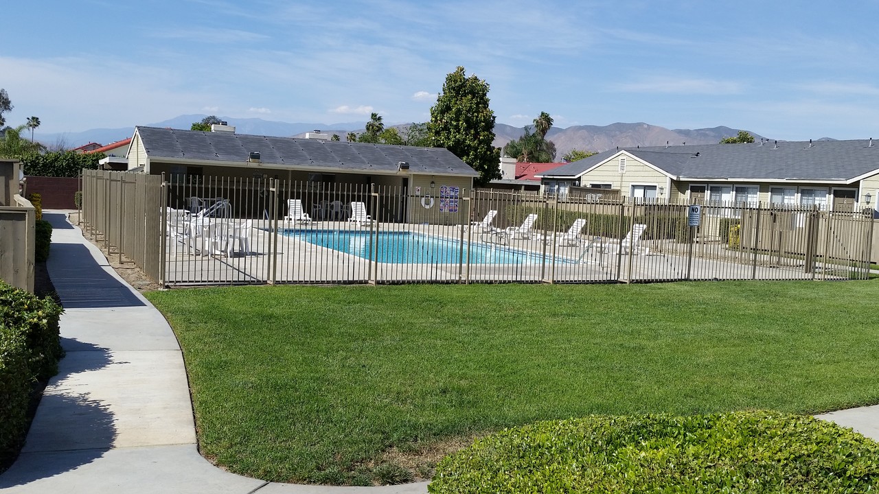 Kirby Gardens Apartments in Hemet, CA - Building Photo