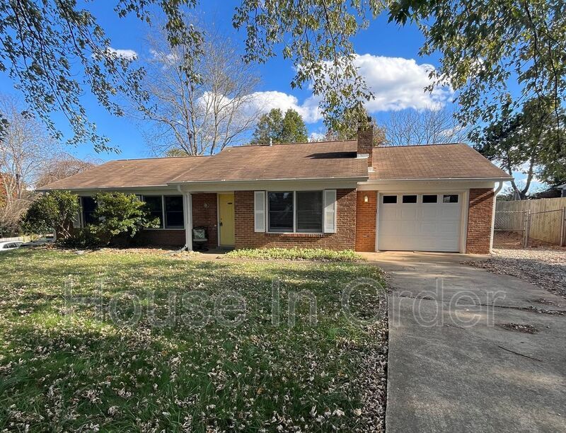 217 Scottlynn Dr in Asheville, NC - Building Photo