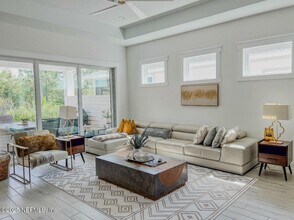 10429 Innovation Way in Jacksonville, FL - Foto de edificio - Building Photo