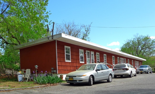 754 Flanders Rd in Flanders, NY - Foto de edificio - Building Photo