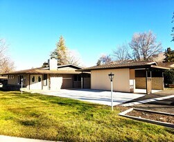 3507 E Hidden Valley Dr in Reno, NV - Building Photo