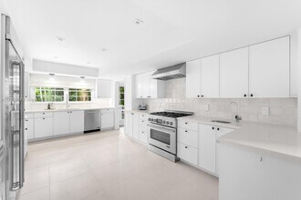 6655 Pine Tree Ln in Miami Beach, FL - Building Photo - Building Photo