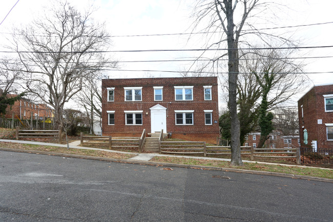 2604 29th St SE in Washington, DC - Foto de edificio - Building Photo