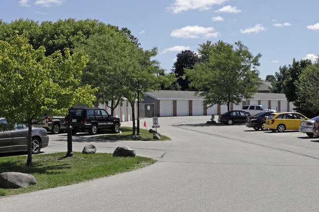 Maple Creek Apartments in Sussex, WI - Foto de edificio - Building Photo